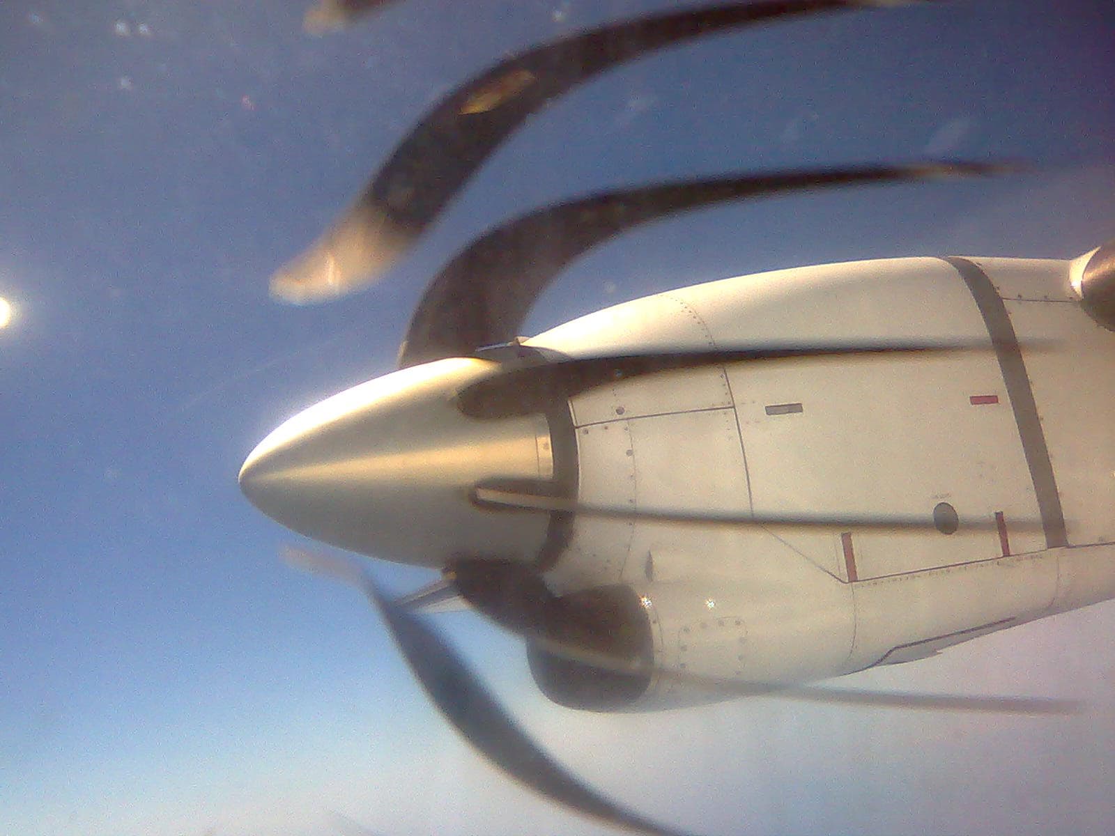 Rolling shutter distortion of propeller blades 